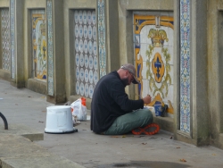 Alvar at work on the tiles